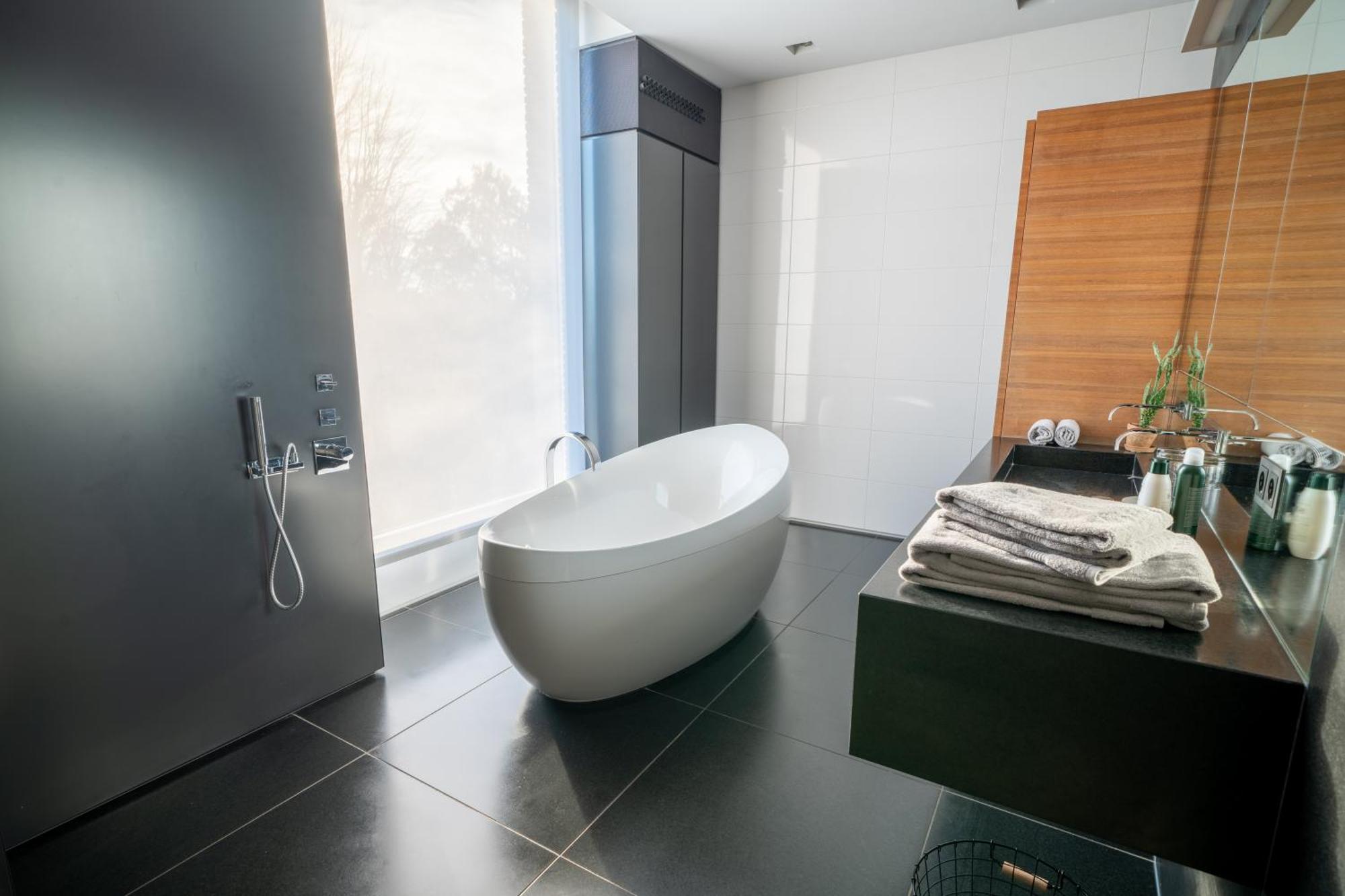 Bed & Wellness Boxtel, Luxe Kamer Met Airco En Eigen Badkamer, Ligbad Exterior photo